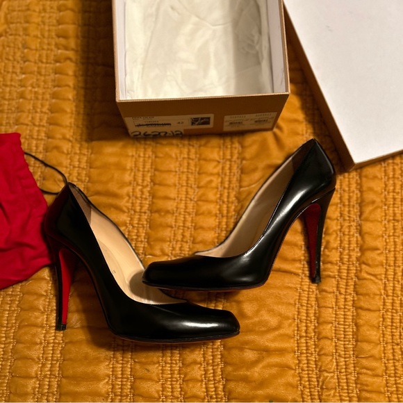 Christian Louboutin Shoes - Christian Louboutin Fifi Heels
In Black/Nude